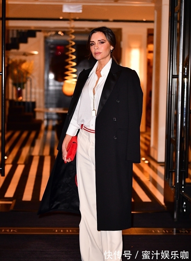 女王|贝嫂曾创造过“无跟鞋”,这次又穿“开洞裤”,女王时尚太大胆!