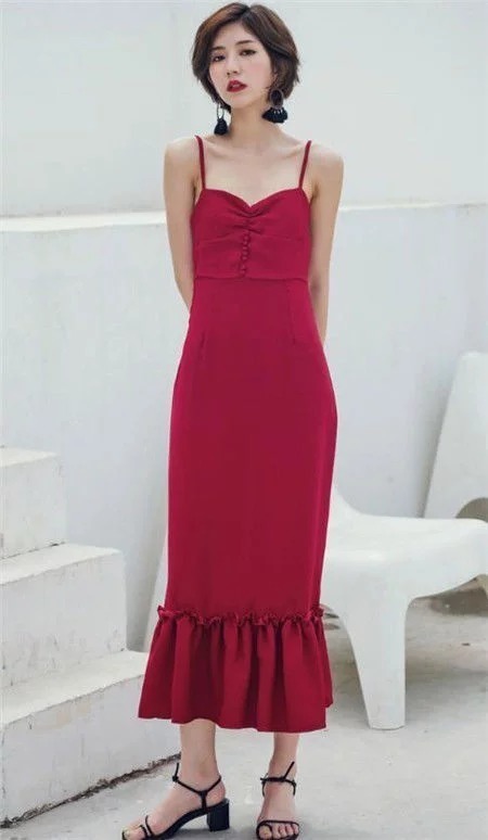 街拍:美女身材匀称,穿红色吊带长裙,肤白貌美气质佳