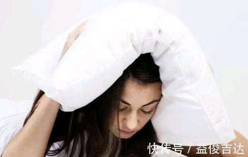 入睡|有失眠症状的人,坚持每天做好五件事,帮你快速入睡,一觉到天亮