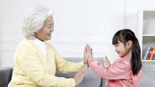 高情商|“奶奶,姥姥说你长得丑”,奶奶的高情商回答受夸赞,好婆婆无疑