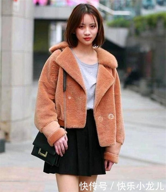 时尚穿搭,下半身配上米白色的蕾丝面料,看起来很个性