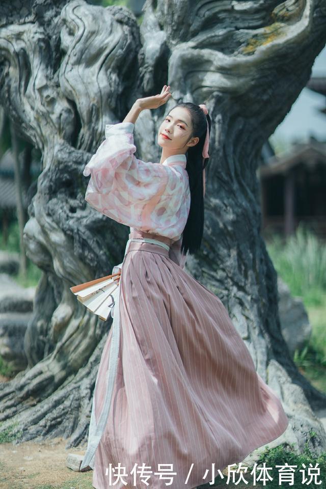 汉服不只有绣花装饰,印花汉服同样精致,风格清新又飘逸