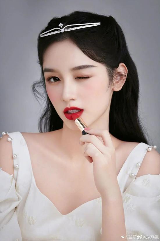 粉底|甜美“射手”周也的脸上 就没有难用的粉底吗?