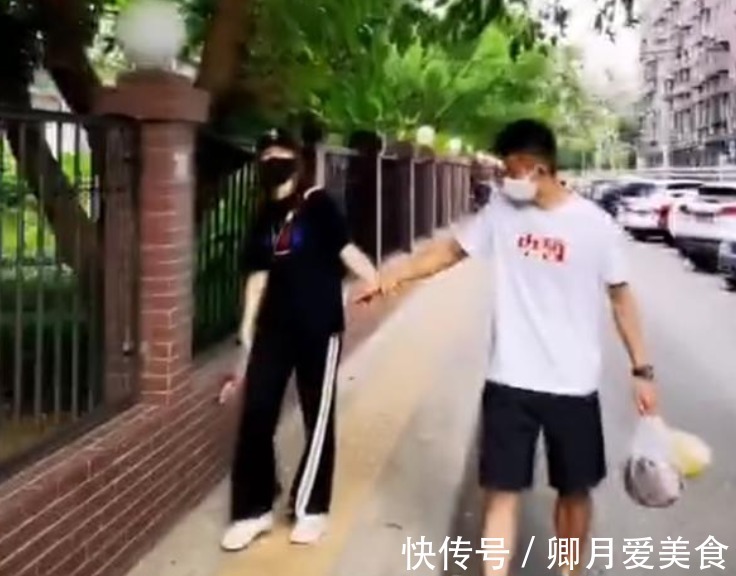 王适娴|甜蜜!国羽冠军结束隔离与娇妻吃饭,亲自买菜回家下厨大秀恩爱