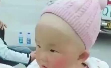 妈妈带着宝宝考驾照，半个月后孩子的模样亮了，网友小包拯