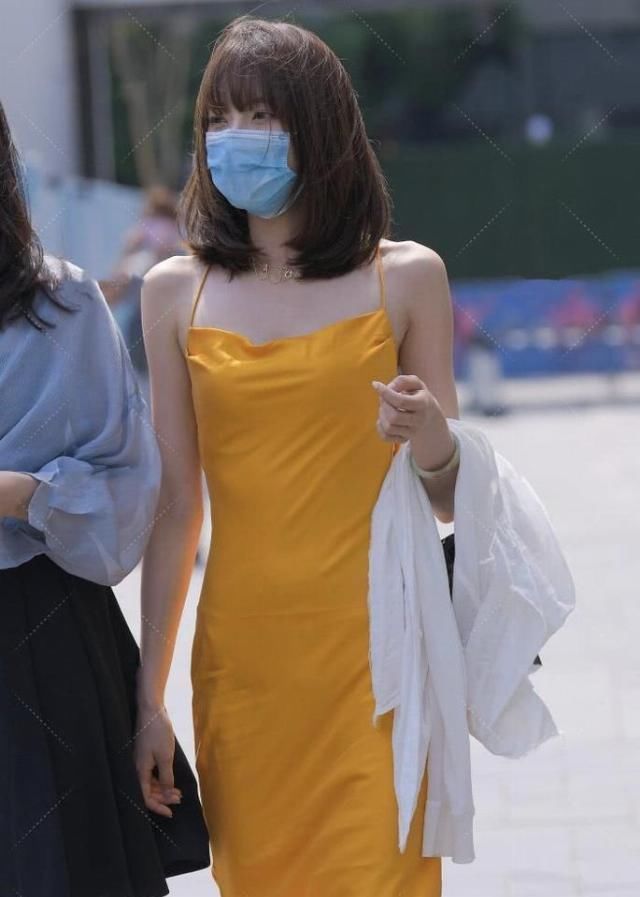 开背裙 炎炎夏日如何穿搭的时尚达人穿橙色“开背裙”,不仅清凉还高级