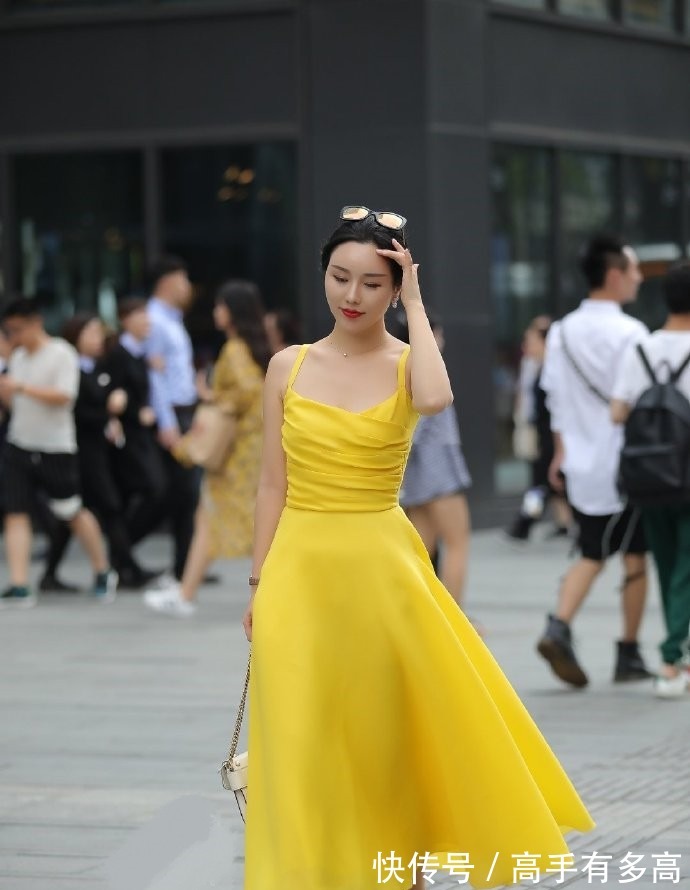 凉高|穿着“珍珠链”凉高,配着长款连衣裙,要多迷人就有多迷人