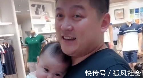 黄小花|奶爸“小鸟依人”式抱娃火了,这是我见过最豪华的“移动软卧”了