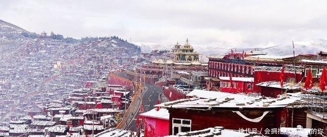 世界上最大的佛学院，隐藏在雪域高原的崇山峻岭中，令人震撼