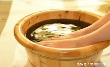 经常用艾叶泡脚的女人,最后发生了什么?