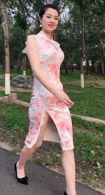 身材 小姐姐开叉旗袍到腰线，凹凸性感“遮挡不住”，网友身材有料