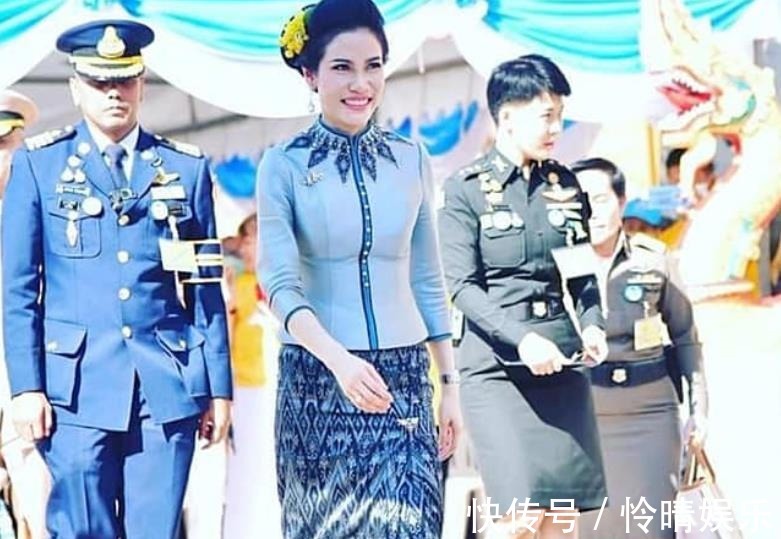 诗妮娜贵妃#苏提达熟知中华文化,穿中国红炫耀地位,给诗妮娜穿“妾室粉”