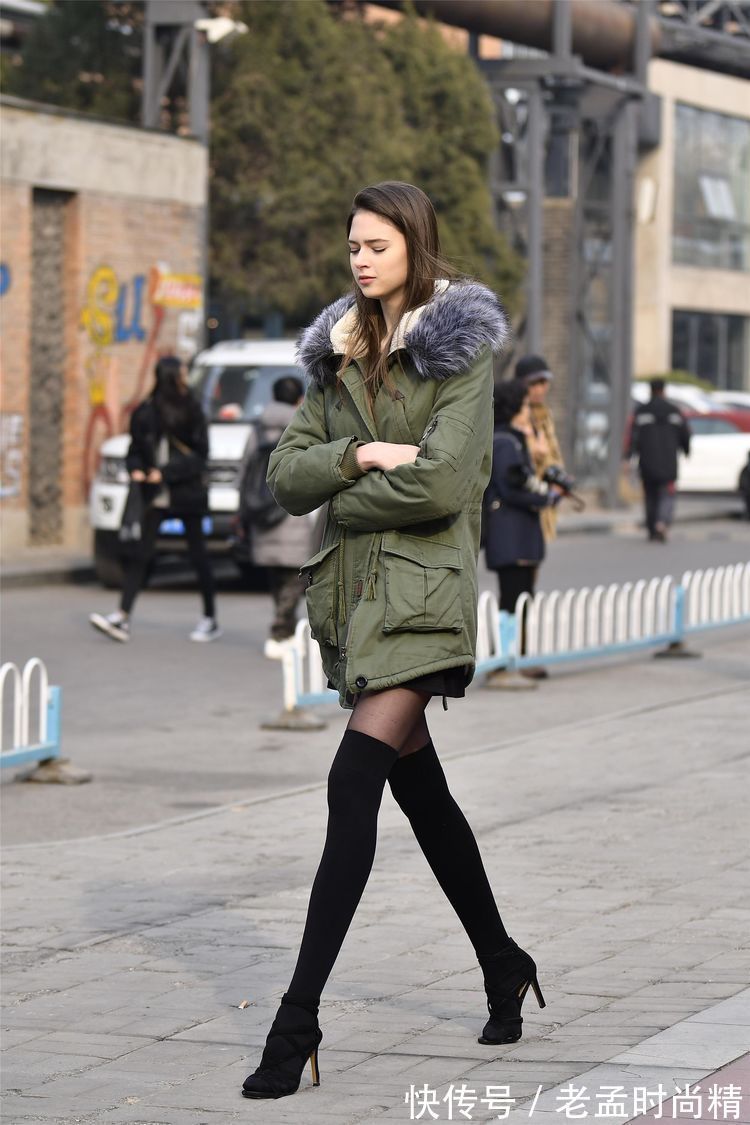 身材 街拍:?小姐姐身材高挑,穿着黑色拼接的丝袜,展示出骨感的长腿