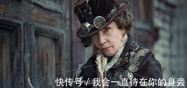 走红|58岁阿姨因cosplay走红，造型精美复古大片感，自制道具令人惊艳