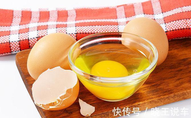 君子兰有点怪，爱吃三种肥，花朵艳丽又多姿，很漂亮