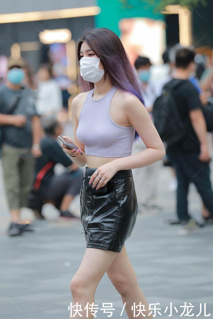马丁靴|性感帅气的小皮裙，搭配浅色无袖小背心，身体线条轻松驾驭