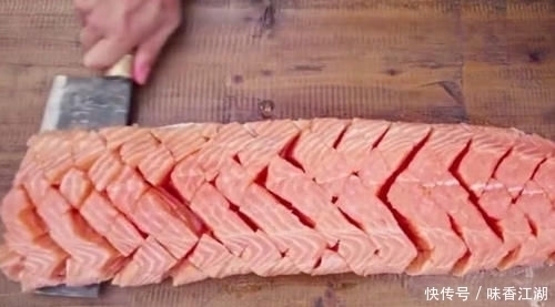 日本厨师居然敢挑战中国厨师,只需刀工对比,日本人彻底服气了!