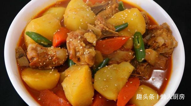 想吃肉了,做了一道土豆炖排骨,配上韩式辣酱,太下饭了
