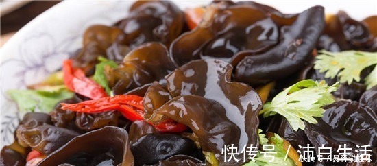 泡木耳一加水就错,教你1个诀窍,5分钟泡发木耳又大又软