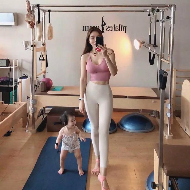母乳喂养|90后年轻宝妈晒娃,自己却因身材先火了,引来众多宝妈羡慕