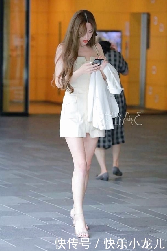 小姐姐|小姐姐身材苗条气质绝佳,腰部苗条,时髦的街头风格很饱满