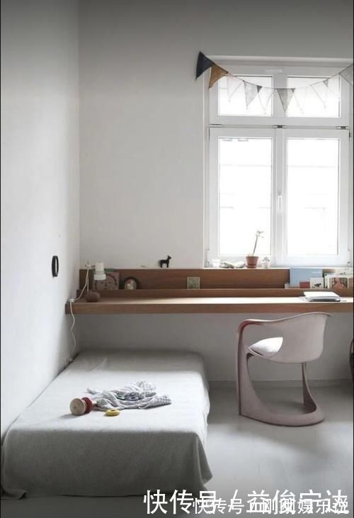 桌面|别再占用柜子面积打书桌了,把书桌横过来装窗下,省空间更实用!