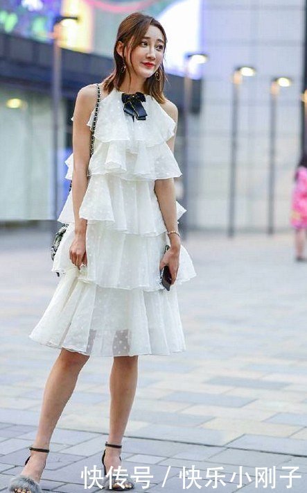 身穿蛋糕裙的小姐姐,穿出不一样的魅力,要珍惜她