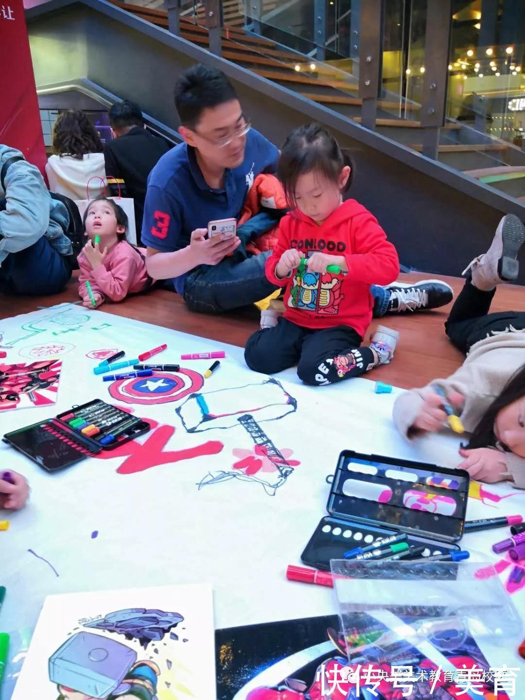 美术|小央美儿童美术:小小绘画家齐聚万象城,央宝贝们在长卷上绘英雄