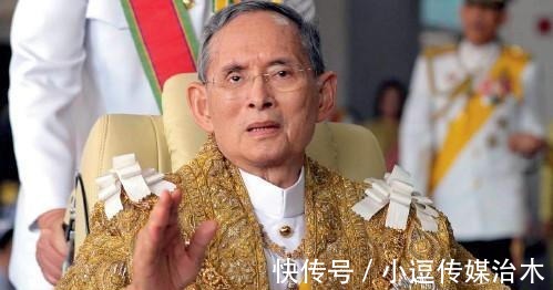 銮披汶·颂堪|拉玛五世就废除了的匍匐式跪拜礼,为何在拉玛九世时期得以恢复?