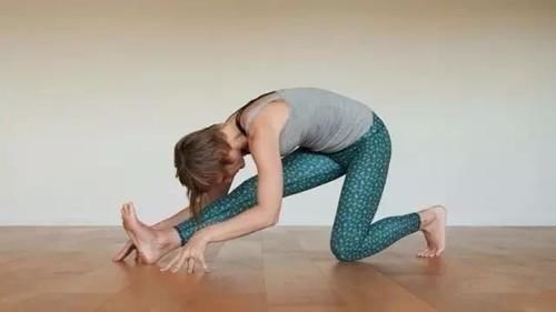 骨盆|4个借助瑜伽砖拉伸小腿的练习,练过的都说小腿瘦了,腿变直了