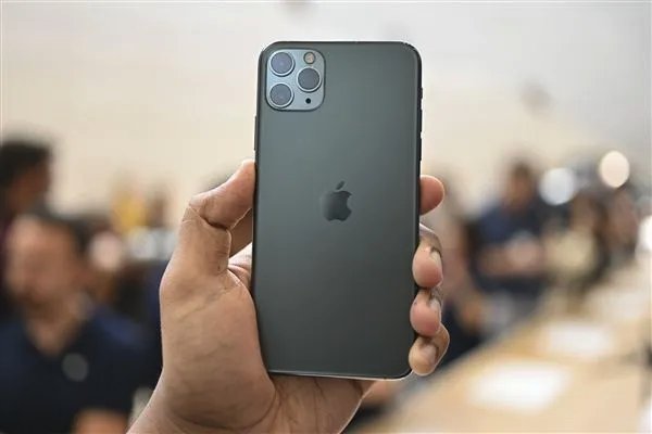 双卡模式下|iPhone 12“翻车”？多人投诉信号差无服务，用户各出奇招难解决