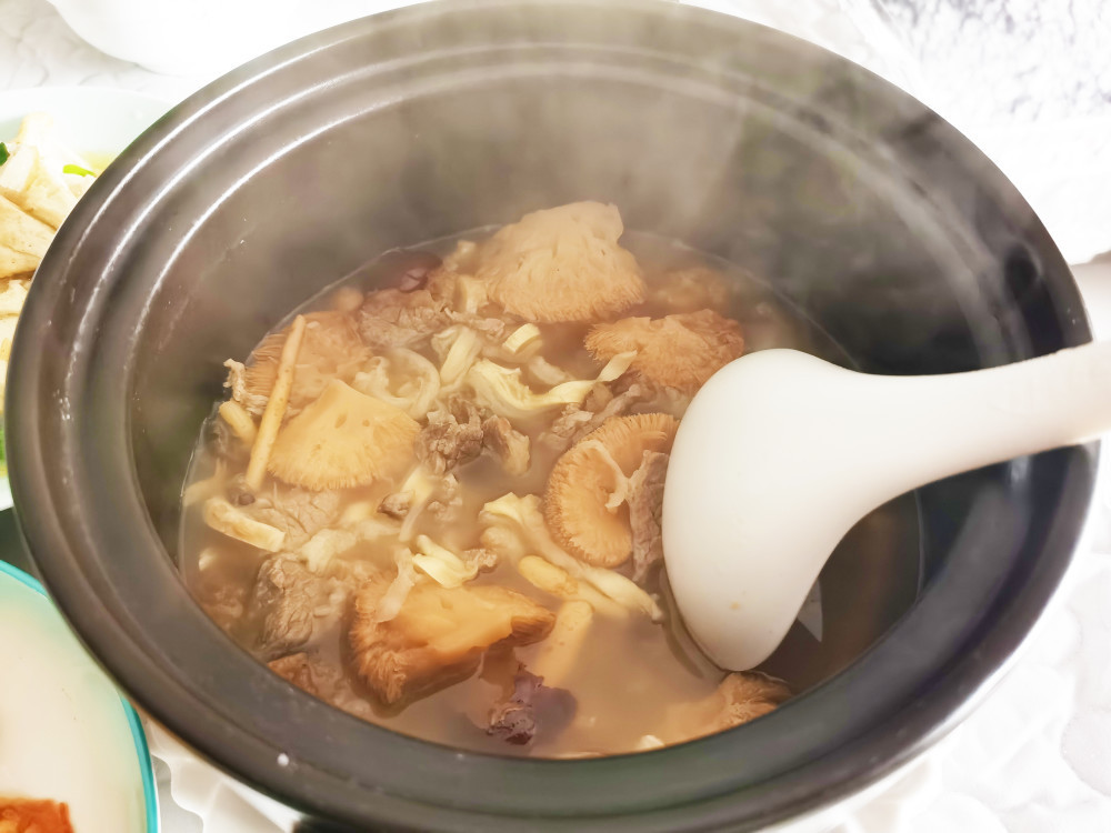 小倩|妻子回农村坐月子,婆婆熬鸡汤,保姆尝过后“小姐,快离婚吧”