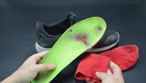 把袜子套在鞋垫上,真是太厉害了,一年能省几百元,看完涨知识了