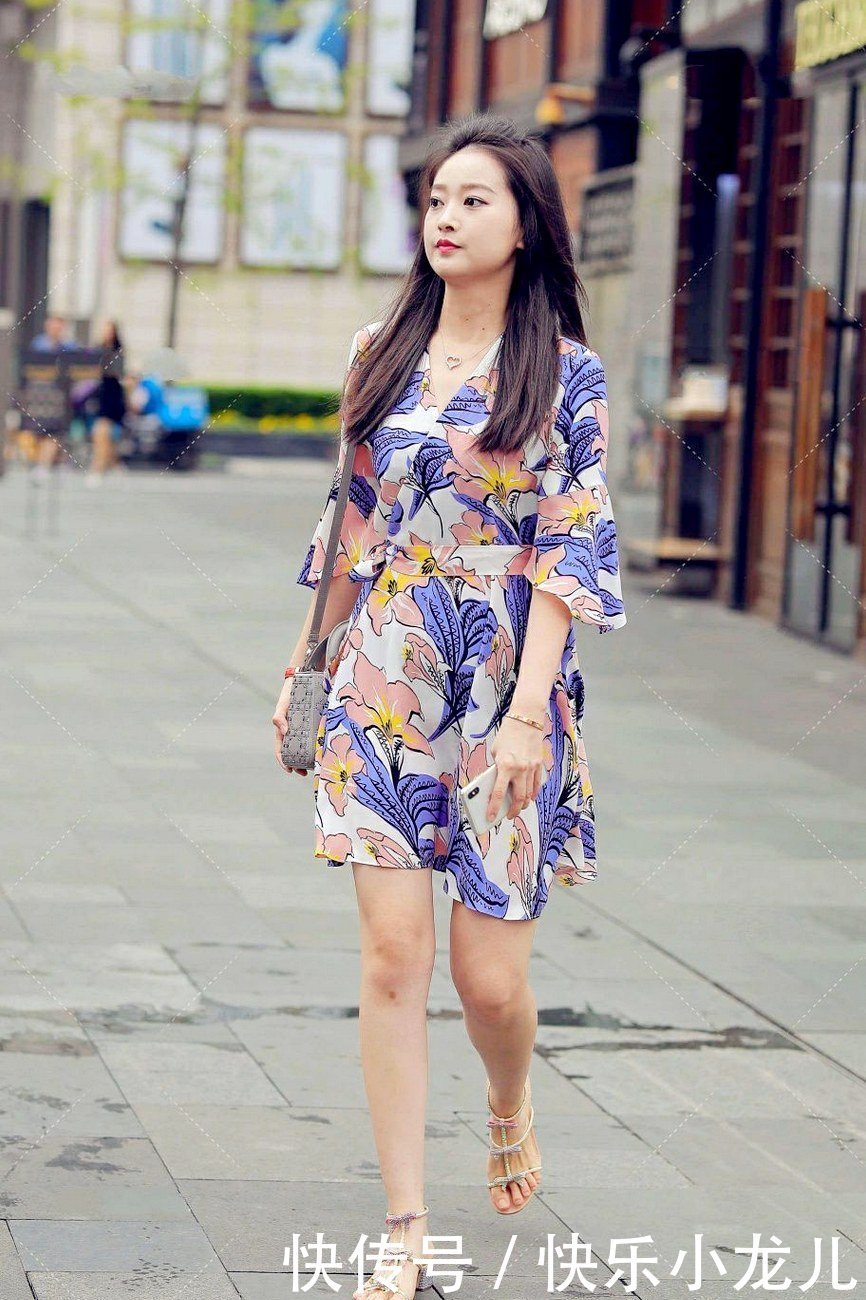 连衣裙穿搭也很美,贵气又显活力