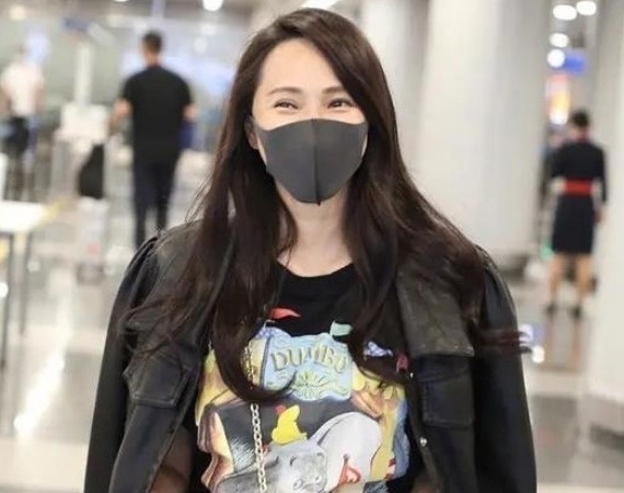 动漫|53岁伊能静不把自己当阿姨,动漫美衣配短裙,不惧衰老像个小姑娘