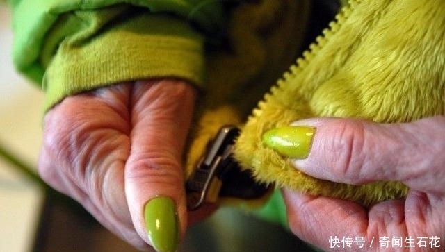 颜色|因全身都是一个颜色,被称为“绿夫人”,77岁还洋溢着少女感