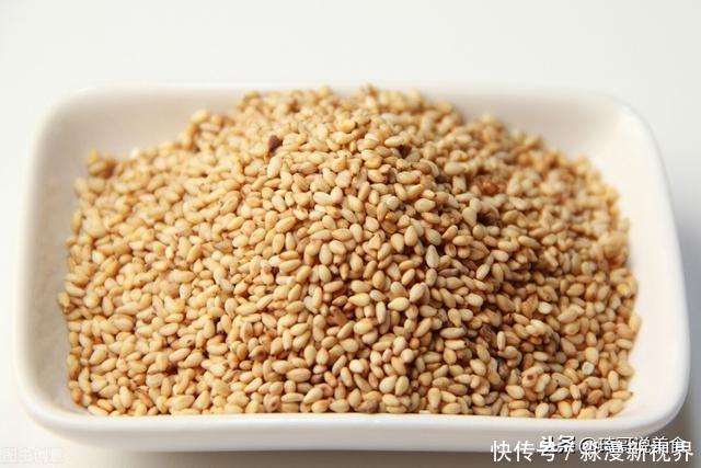 这样“假香油”好多人在吃,买香油记得“3辨”,一碗清水现原形