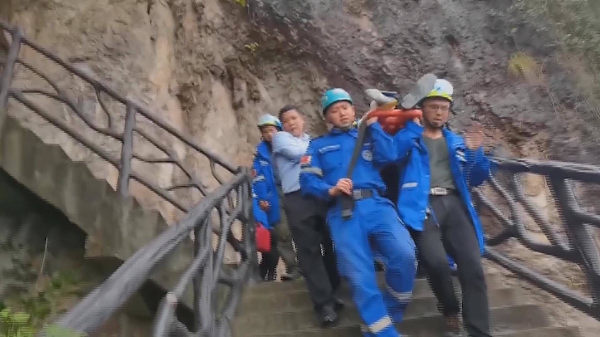 游客|【身边正能量】苍南藻溪：游客爬山受伤 志愿者接力一个小时成功救援