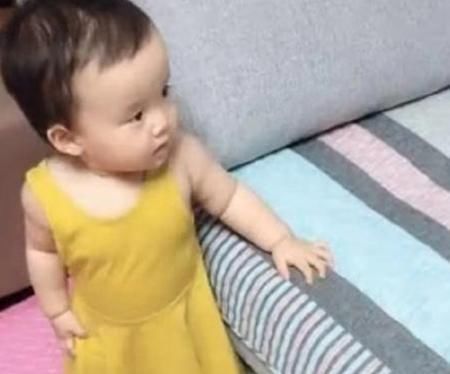 童年时期|爸爸实力坑娃,让女儿闻自己的臭脚,女儿听话照做,结果怀疑人生