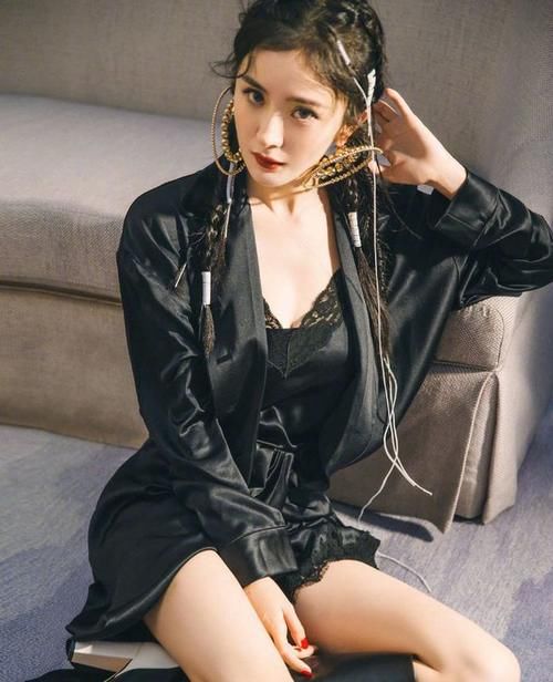 面对镜头|明星的随意穿搭，穿条蕾丝睡裙配风衣，慵懒撩人到了极点！