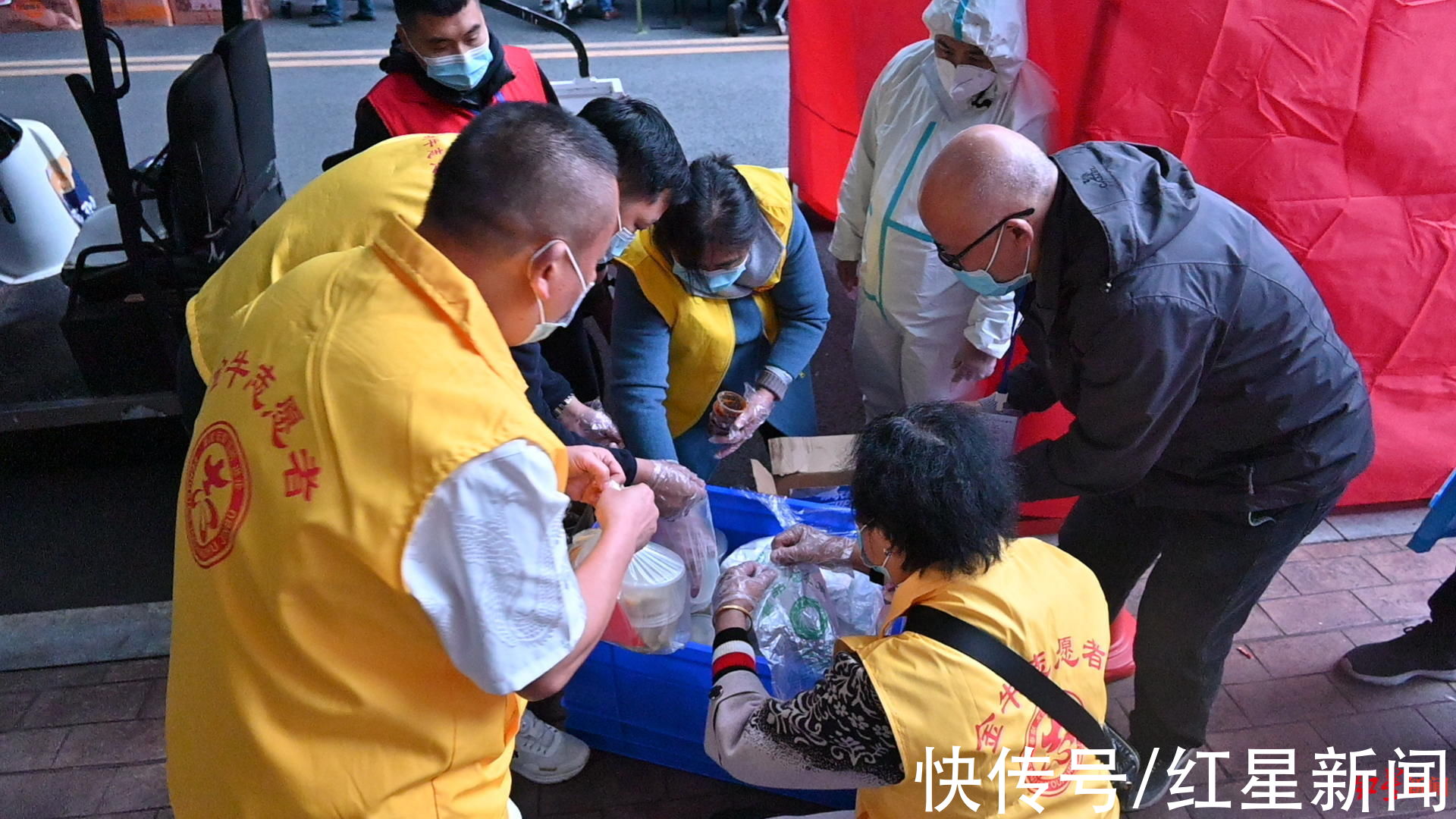 饺子|立冬，热气腾腾的“爱心饺”送到封控小区老人和小孩手中