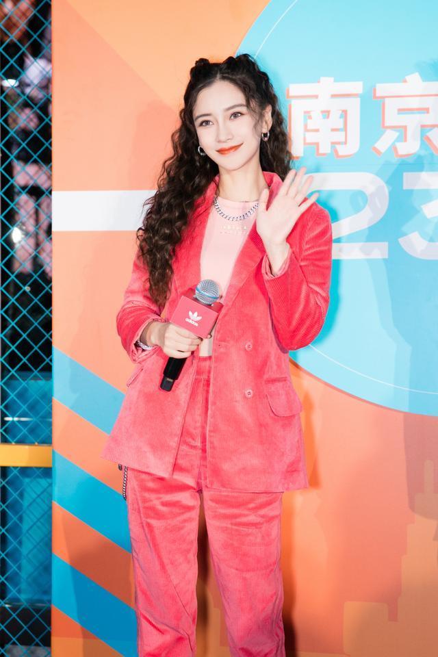 Angelababy真是“最美辣妈”,黑色暗花吊带配短裙酷炫霸气,真美