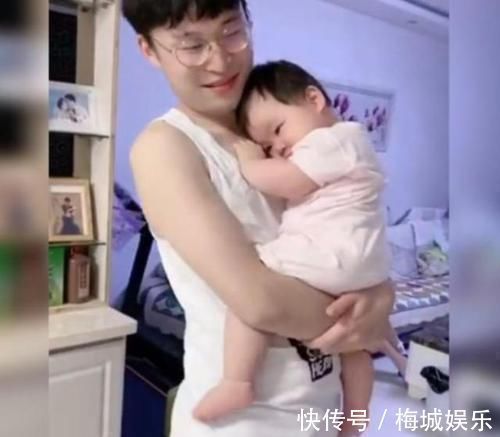 女儿|萌娃一个月没见爸爸，再见面时表情萌翻宝妈，网友：求同款闺女