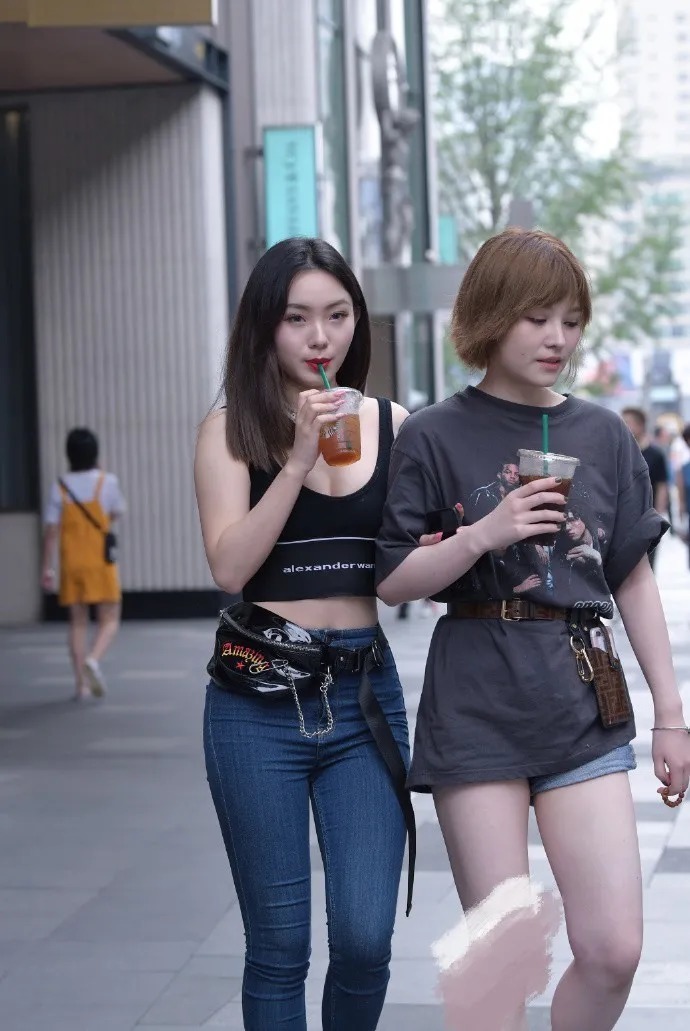 个性小姐姐,一件黑色吊带搭配牛仔裤,尽显霸气十足!