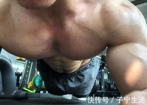 冠军|腹肌练成搓衣板,靠实力撸铁的95后,赢得大学生赛健体全场冠军