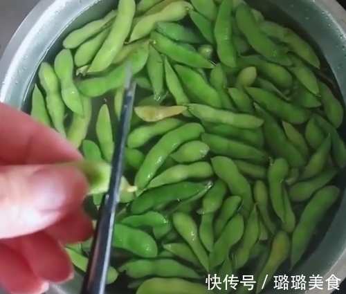 煮毛豆直接煮就错了,这样炒着吃,翠绿好吃不发黄,比买的还好吃