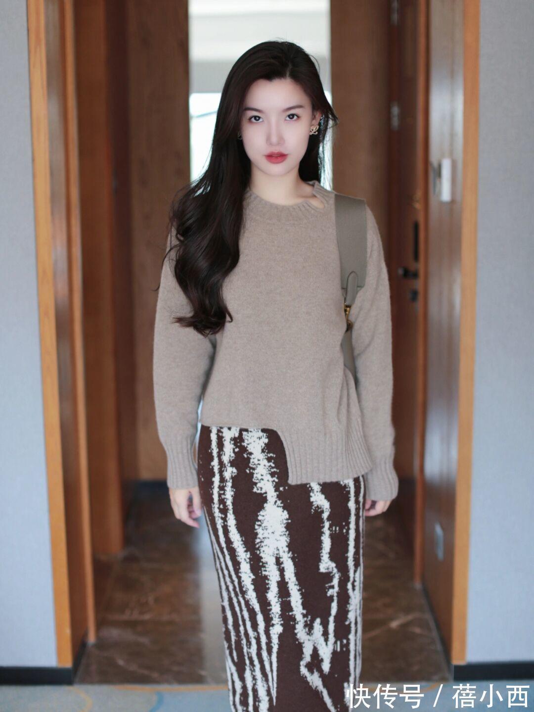 黄黑皮|穿衣简约高级的女性,都有这4件“毛衣”,看极简风博主就知道了