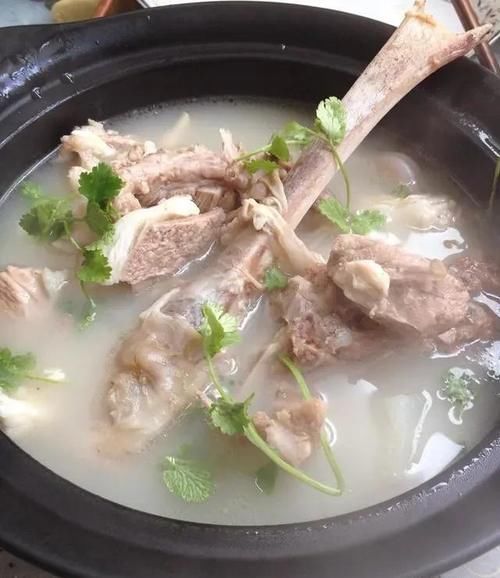 羊肉汤|炖羊肉,放“1红1白3黄”能有效去除膻味,肉嫩汤鲜香气十足!