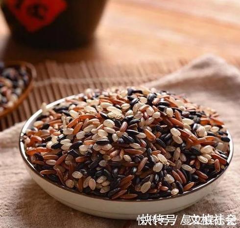 南瓜子仁|建议中老年人多吃下面这些食物，价格便宜又营养，常吃气色好