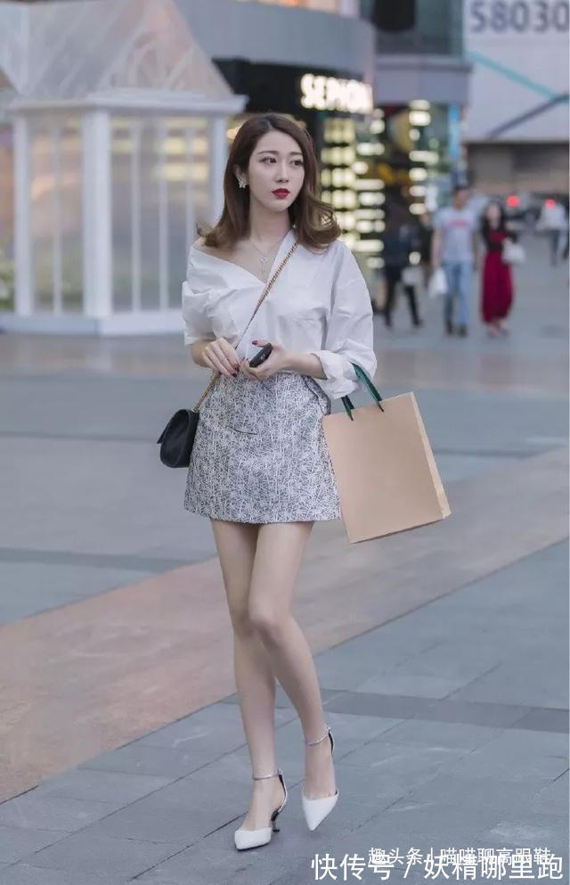 高跟鞋 美女脚上搭配一双高跟鞋，既可以显高，又能在出街的时候凸显造型